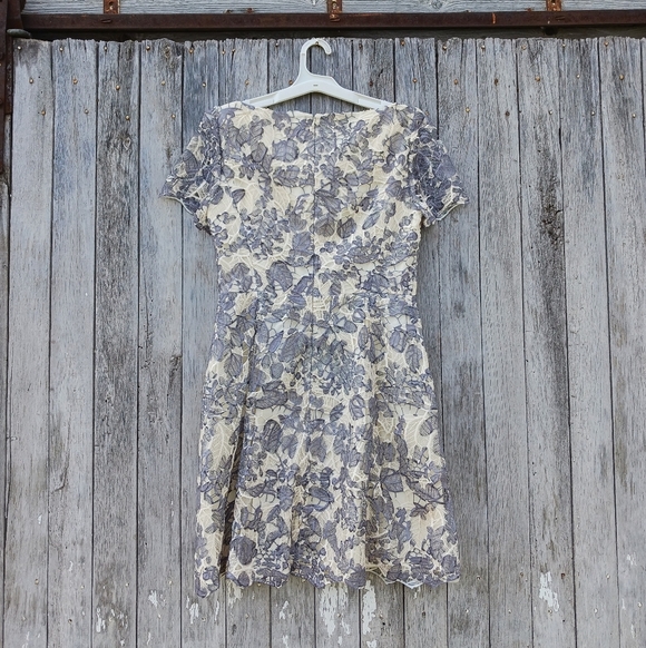 Tory Burch Womens Sz 8 Guipure Summer Lace Natural Floral Mini Dress Gray/Cream - Picture 2 of 7